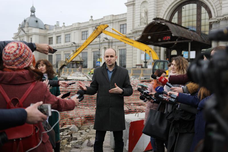 Фото 1: Реконструкція&nbsp;пл. Двірцевої: тривають роботи з&nbsp;влаштування каналізаційного колектора, а&nbsp;з&nbsp;25 березня закривають проїзд до&nbsp;Автостанції