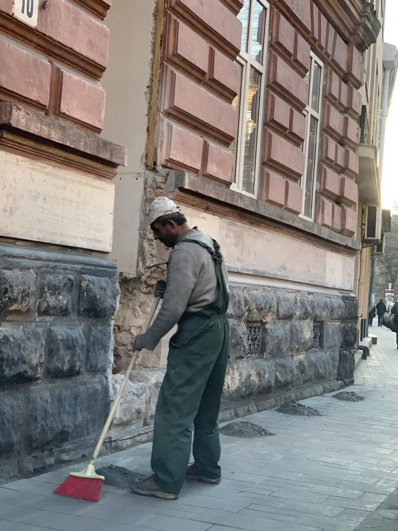 Фото 1: Роботи на&nbsp;вул. К. Левицького, 10 зупинено