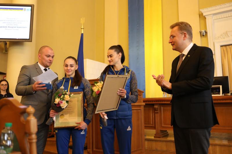 Фото 1: Мер Львова нагородив львів&rsquo;янок, які перемогли в&nbsp;Чемпіонаті Європи з&nbsp;карате