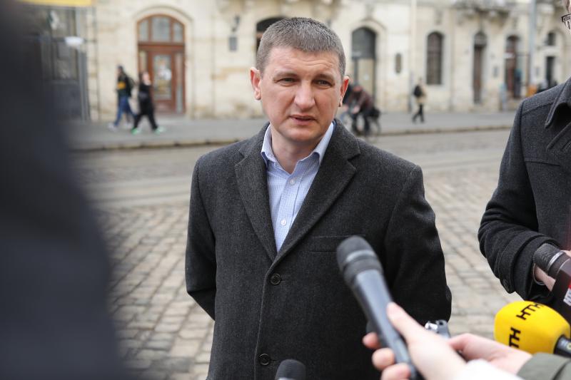Фото 2: У&nbsp;Львові демонтували аварійну 30-метрову стелу Монумента слави
