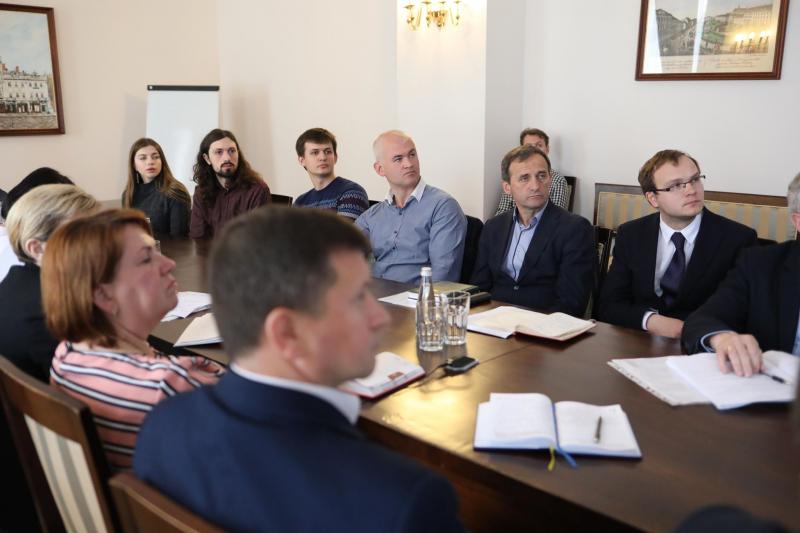 Фото 1: Мер міста заборонив будь-яку обрізку дерев у&nbsp;Львові до&nbsp;спільного прийняття уніфікованих правил із&nbsp;активістами