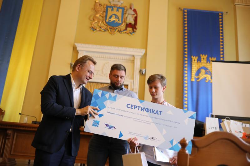 Фото 2: У&nbsp;Львові переможець інтернет-олімпіади з&nbsp;ІТ отримав премію 10 тис грн, а&nbsp;школа, де&nbsp;він вчиться,&nbsp;&mdash; новий комп&rsquo;ютерний клас