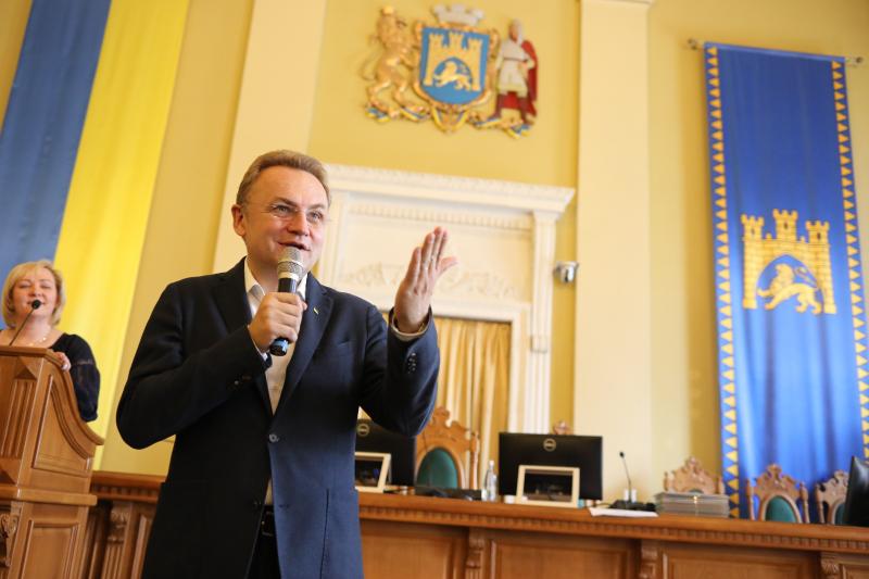 Фото 1: У&nbsp;Львові переможець інтернет-олімпіади з&nbsp;ІТ отримав премію 10 тис грн, а&nbsp;школа, де&nbsp;він вчиться,&nbsp;&mdash; новий комп&rsquo;ютерний клас