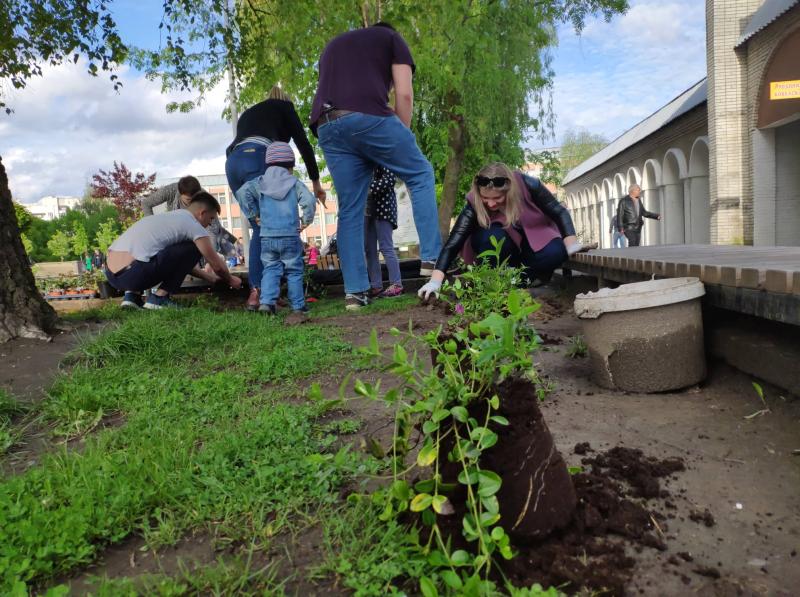 Фото 1: Сихів озеленюють&nbsp;&mdash; Підзамче запрошує провести суботу разом