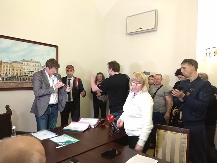 Фото 1: Активісти зірвали засідання виконавчого комітету ЛМР