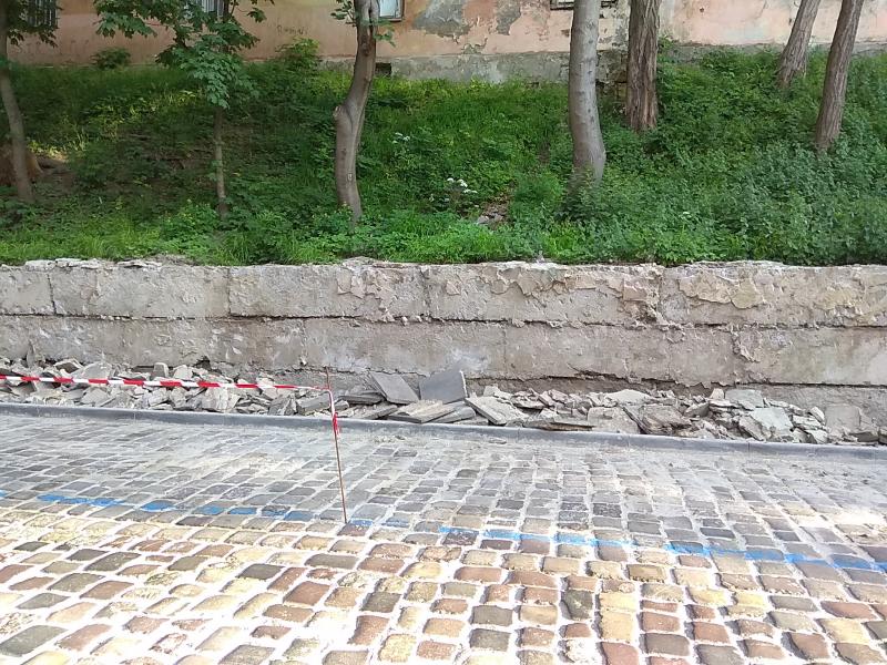 Фото 1: Підпірну стінку на&nbsp;вул. Просвіти відремонтують: проводяться підготовчі роботи