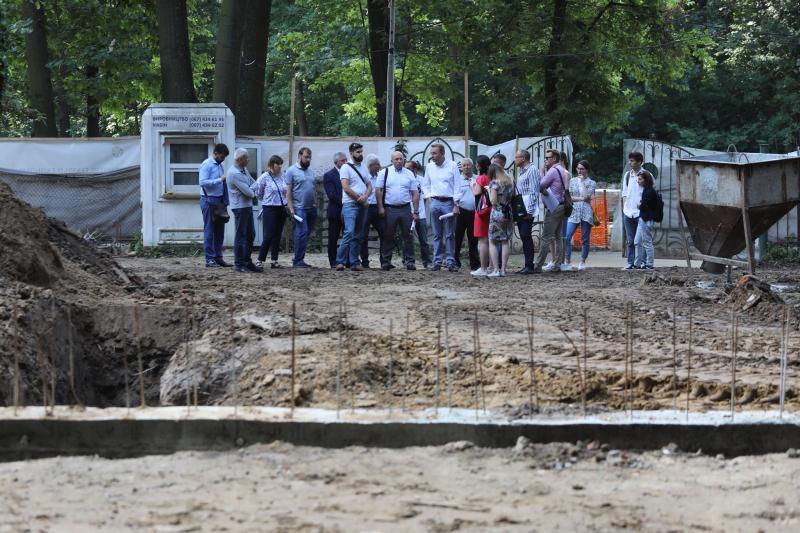 Фото 2: Мер Львова оглянув виконання робіт з&nbsp;будівництва Інформаційно-освітнього центру та&nbsp;парковки в&nbsp;Шевченківському гаю