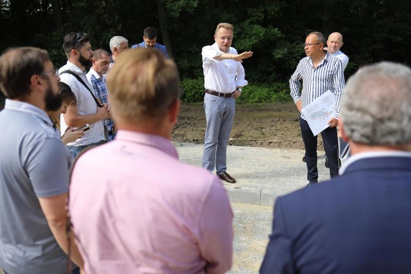 Фото 1: Мер Львова оглянув виконання робіт з&nbsp;будівництва Інформаційно-освітнього центру та&nbsp;парковки в&nbsp;Шевченківському гаю