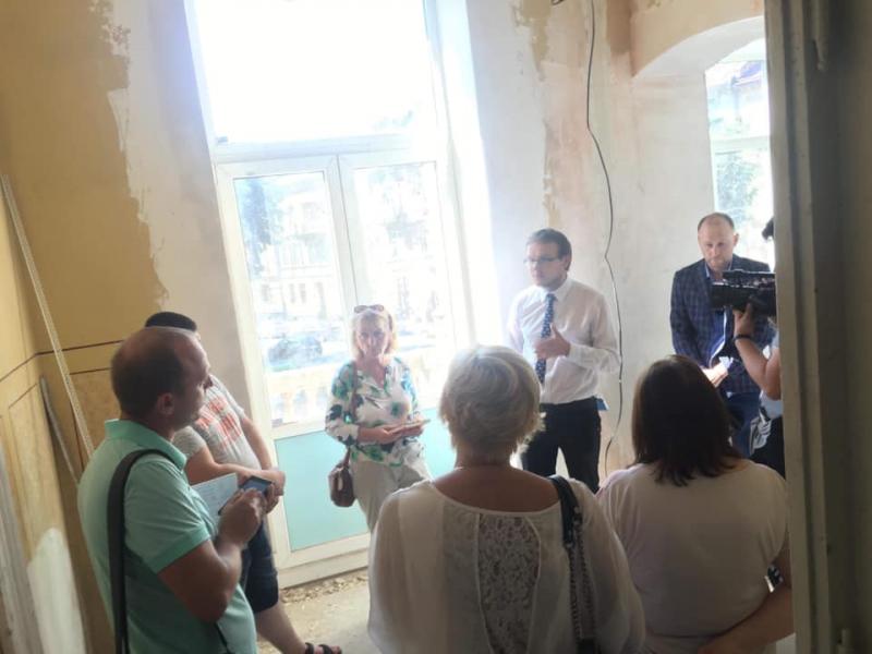 Фото 2: &laquo;У&nbsp;будівлі на&nbsp;вул. І. Франка, 68 вікна та&nbsp;двері будуть відновлені за&nbsp;автентичним зразком&raquo;&nbsp;&mdash; домовленість за&nbsp;результатами виїзної наради