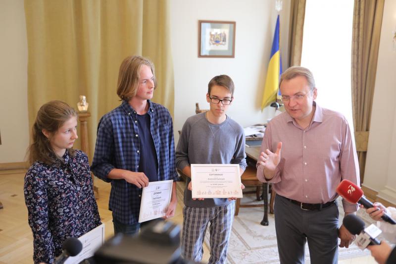 Фото 1: У Львові переможці Міжнародної олімпіади з хімії отримали по 10000 гривень від міста