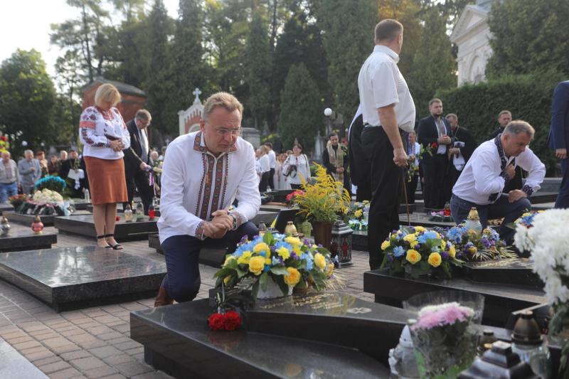 Фото 1: День Незалежності розпочався з&nbsp;молитви на&nbsp;Личаківському кладовищі