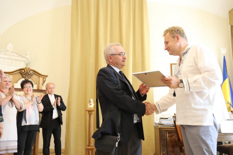 Фото 2: Мер Львова вручив львівським школам, які потрапили до&nbsp;рейтингу найкращих в&nbsp;Україні, кошти на&nbsp;розвиток