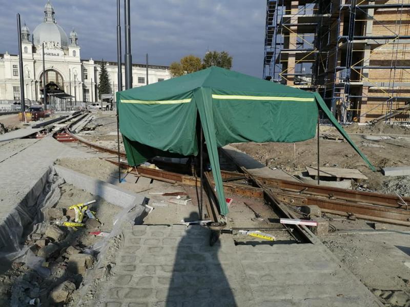 Фото 3: На&nbsp;пл.&nbsp;Двірцевій тестують доступність заїзду до&nbsp;платформ автобусів &laquo;Електрон&raquo;