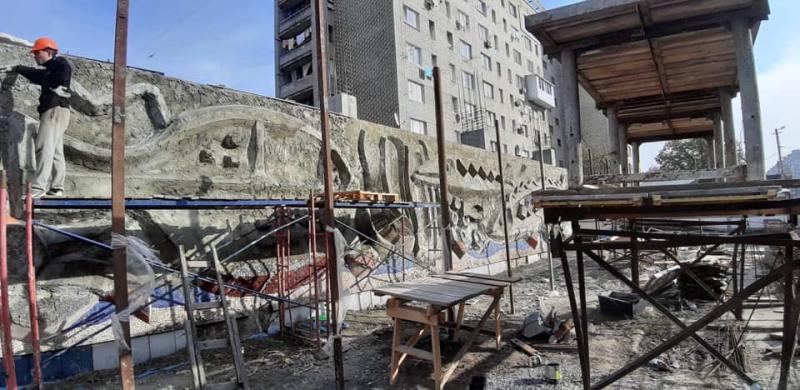Фото 1: Відновлення мозаїки «Море і риби»: 70% рельєфу вже готові