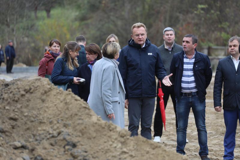 Фото 1: &laquo;До&nbsp;кінця року маємо дійти в ґрунті до&nbsp;Брюхович&raquo;,&nbsp;&mdash; А. Садовий про ремонт вул. Миколайчука