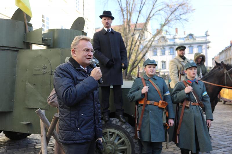 Фото 1: На&nbsp;площі Ринок зачитали відозву про проголошення ЗУНР до&nbsp;101-ї річниці Листопадового чину
