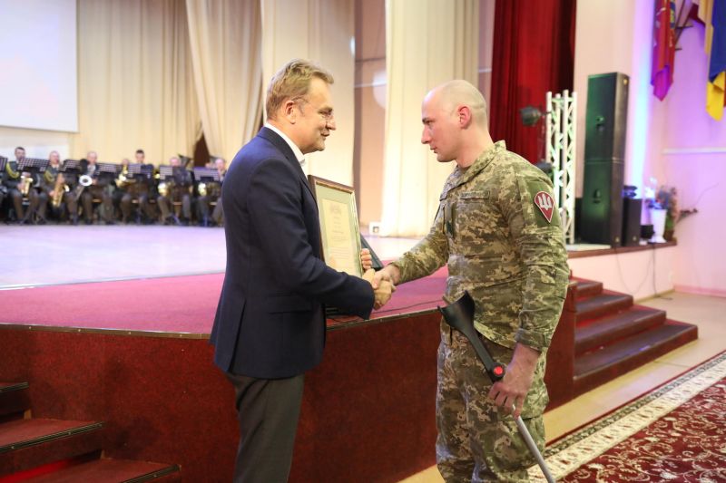 Фото 2: Андрій Садовий привітав військовослужбовців з&nbsp;Днем Збройних Сил України та&nbsp;вручив їм&nbsp;відзнаки