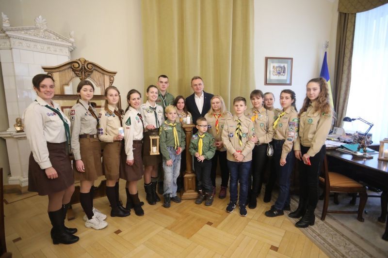 Фото 1: Пластуни Львова відвідають понад 80 церков міста з&nbsp;Вифлеємським вогнем миру