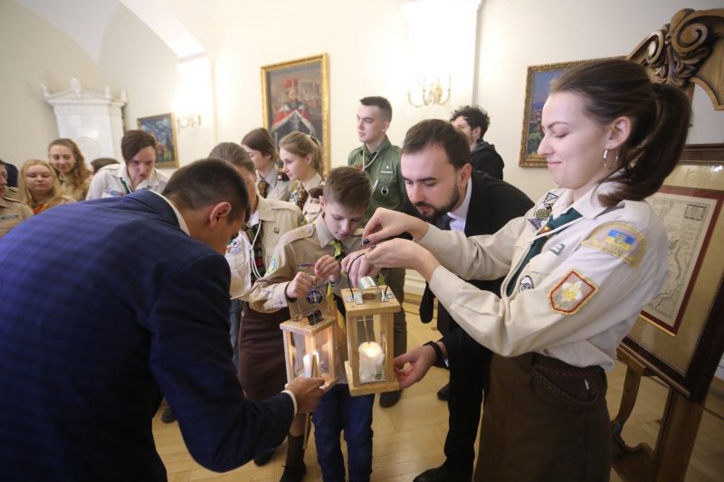 Фото 2: Пластуни Львова відвідають понад 80 церков міста з&nbsp;Вифлеємським вогнем миру