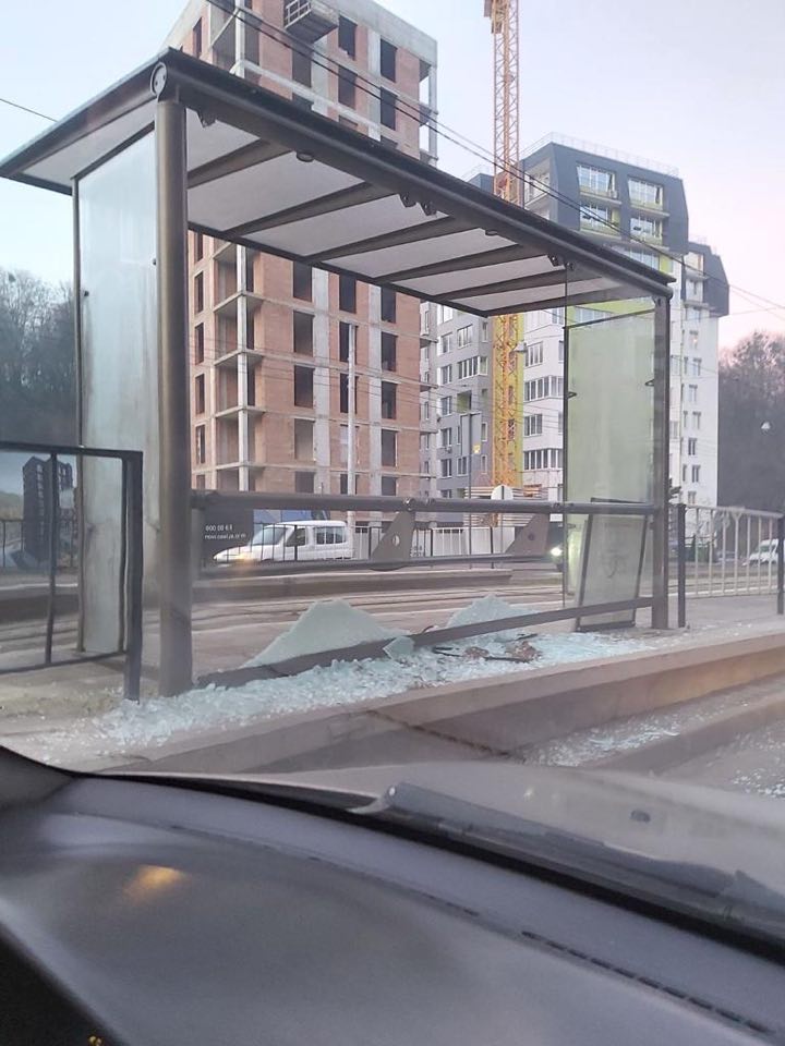 Фото 1: Невідомі особи понищили 4 зупинки на&nbsp;Сихові