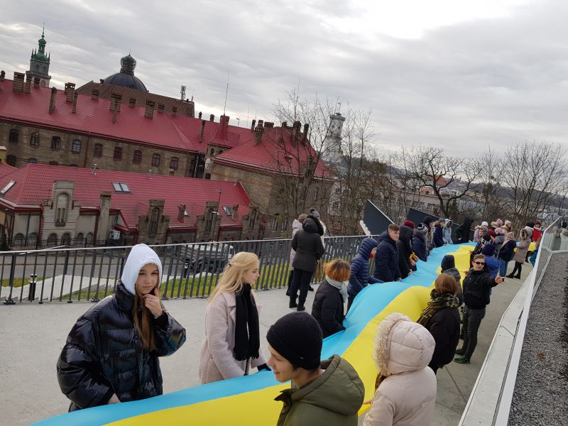 Фото 1: Акція «Ланцюг єднання» сьогодні відбулася о 12.00 год