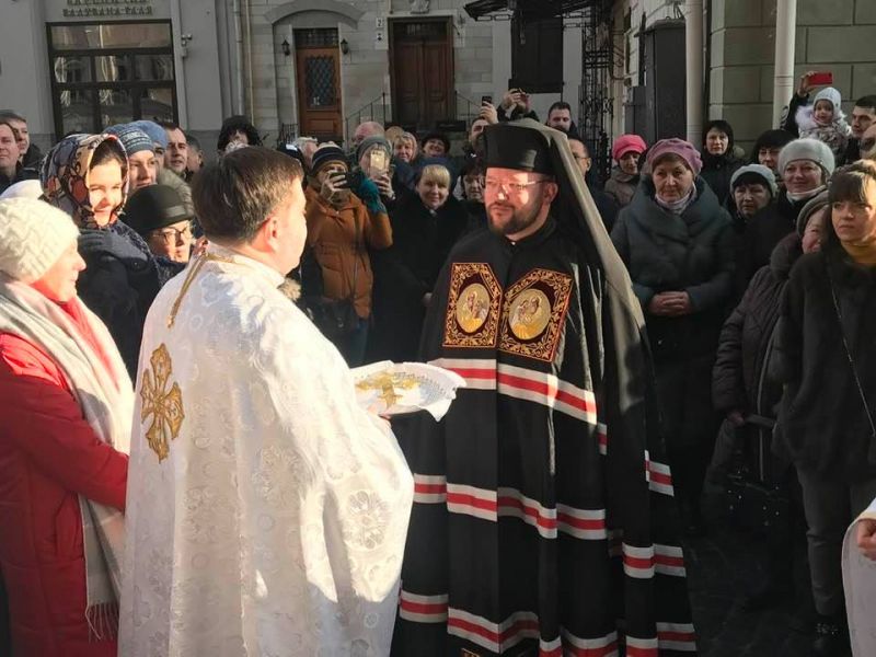 Фото 1: Кілька тисяч вірян долучилися до&nbsp;Літургії у&nbsp;Гарнізонному храмі, яку вперше очолив Владика Степан Сус як&nbsp;єпископ