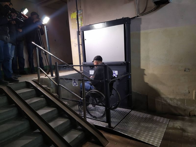 Фото 4: ЛКП &laquo;Львівсвітло&raquo; облаштувало вже 15 підйомників у&nbsp;житлових будинках, задля покращення доступності для осіб з&nbsp;інвалідністю