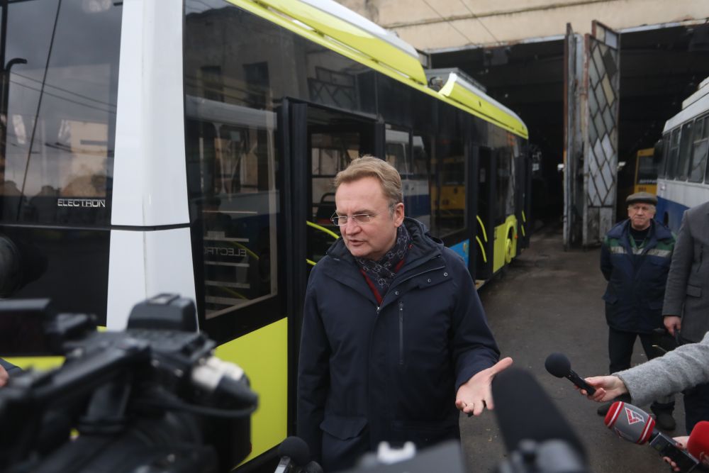 Фото 1: Громадський транспорт Львова дезінфікують