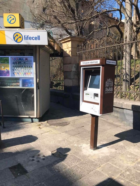 Фото 2: На&nbsp;зупинках електротранспорту встановлюють термінали для придбання квитків