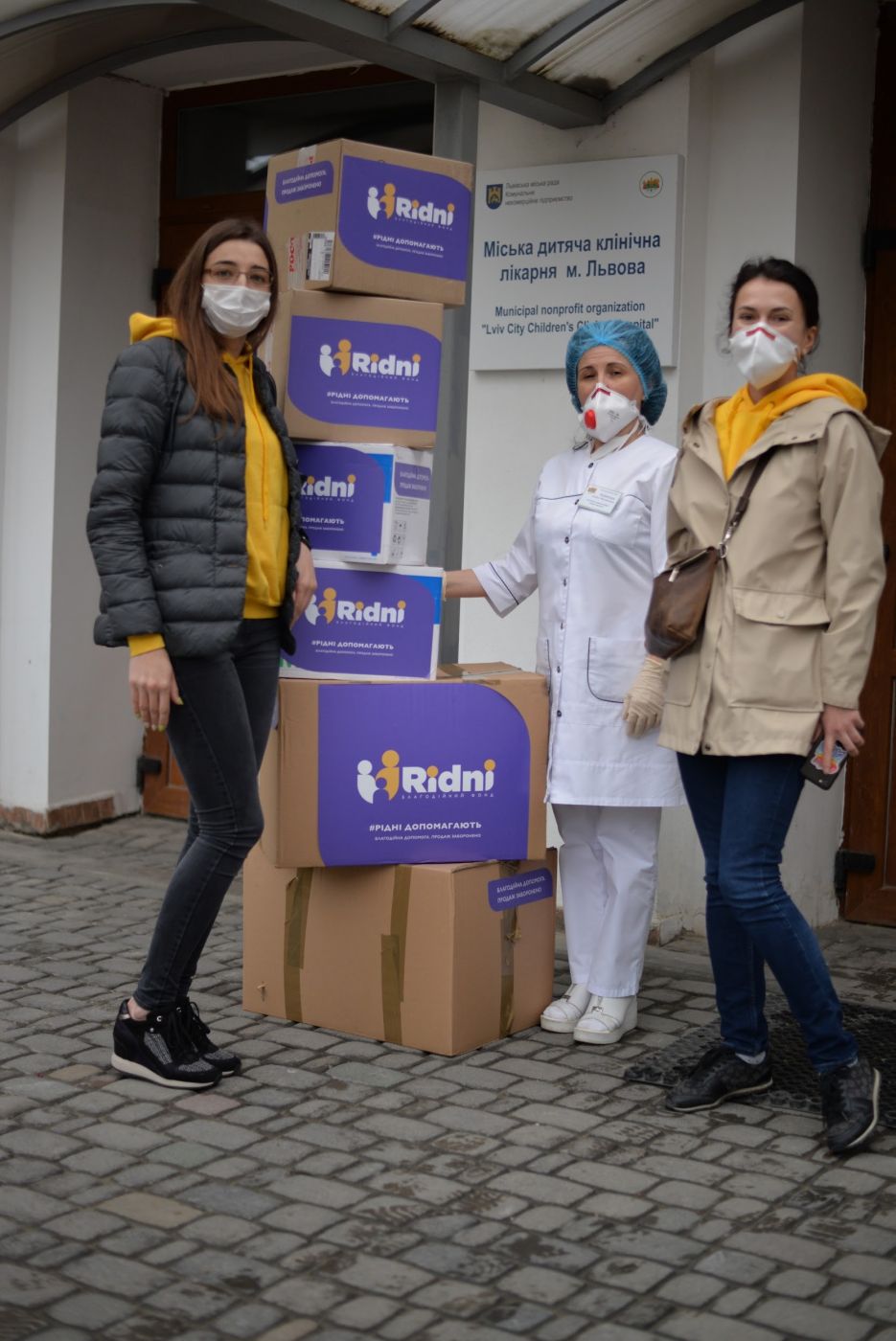 Фото 1: Благодійний фонд «Рідні» передав засоби захисту для медиків львівських лікарень