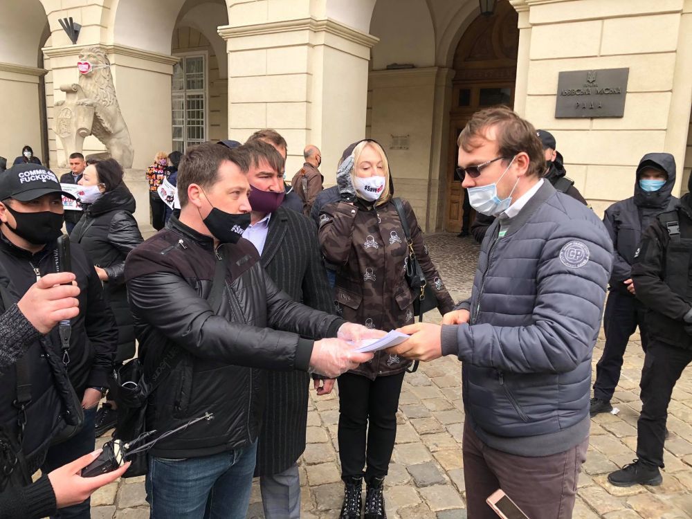 Фото 2: Заступник міського голови зустрівся з&nbsp;пікетувальниками, які вимагають негайного відкриття у&nbsp;Львові магазинів одягу та&nbsp;взуття