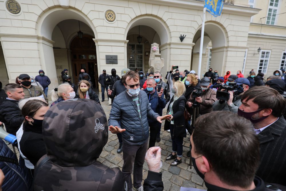 Фото 1: Заступник міського голови зустрівся з&nbsp;пікетувальниками, які вимагають негайного відкриття у&nbsp;Львові магазинів одягу та&nbsp;взуття