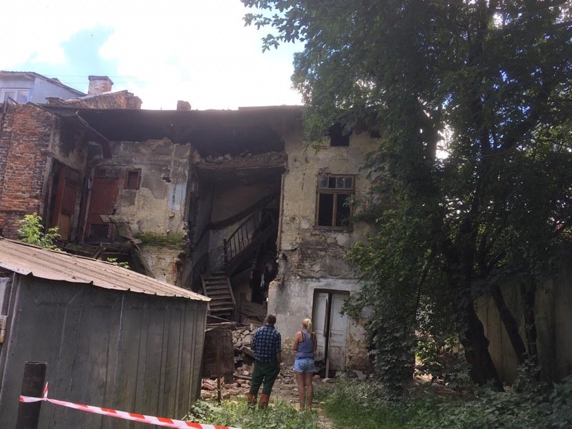 Фото 1: У приватній будівлі на вул. Дашкевича, 29 обвалилася частина стіни: ніхто не постраждав, РА розшукує співвласників будинку