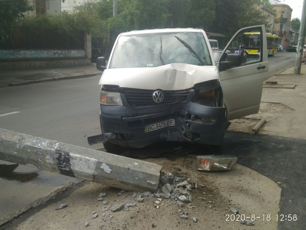 Фото 1: Внаслідок ДТП, тролейбуси № 22, 29 та 30 тимчасово курсують за зміненими маршрутами