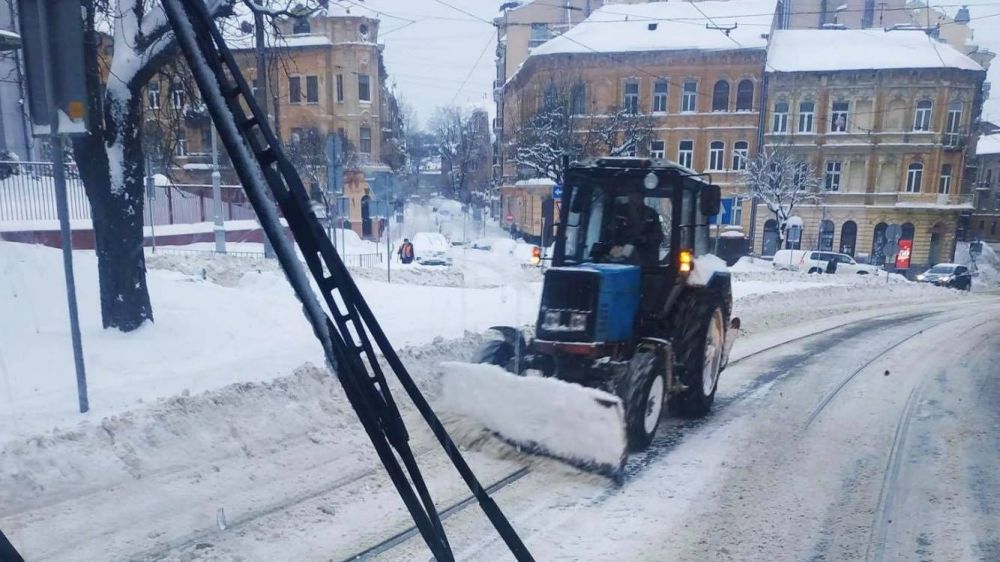 Фото 2: «Для утримання тепла в електротранспорті просимо пасажирів виходити із салону через передні двері», — Андрій Свищо