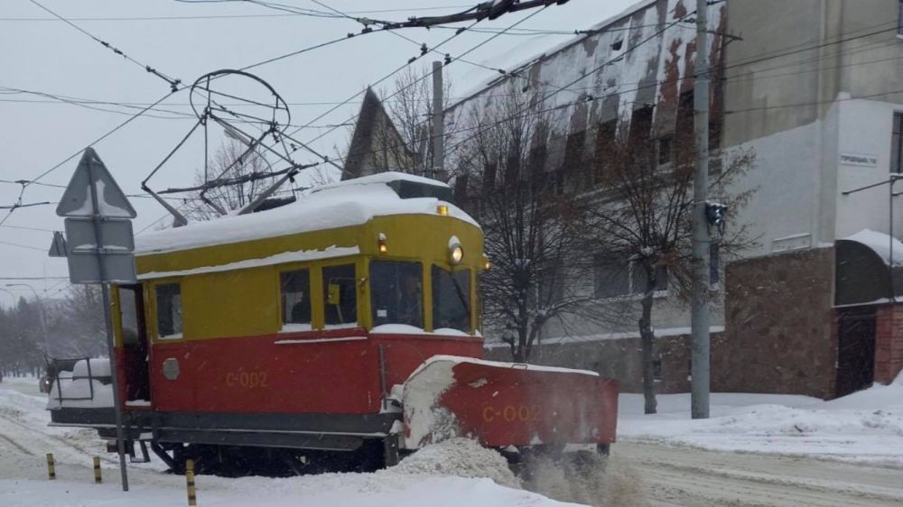 Фото 1: «Для утримання тепла в електротранспорті просимо пасажирів виходити із салону через передні двері», — Андрій Свищо