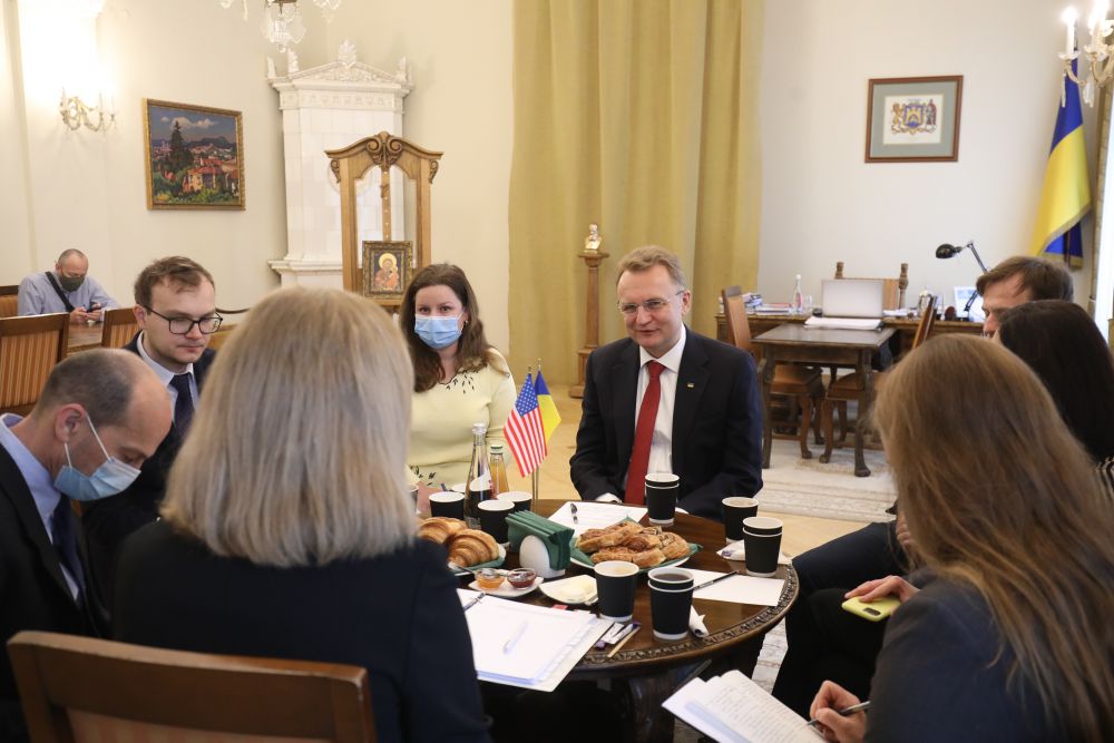 Фото 2: Американський дім, носії мови у львівських школах, залучення американських інвестицій: про що говорили Андрій Садовий та Крістіна Квін