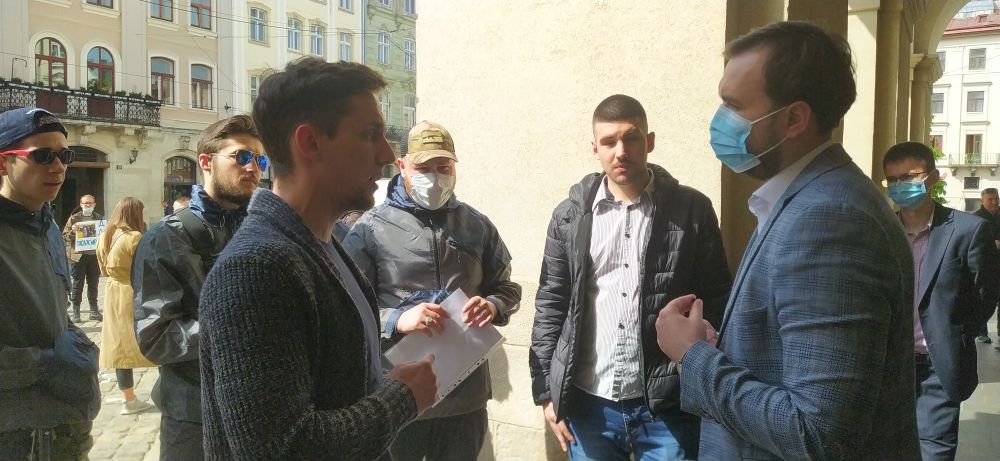 Фото 1: Представників громади, які сьогодні були на площі перед мерією, запросять на обговорення транспортних питань