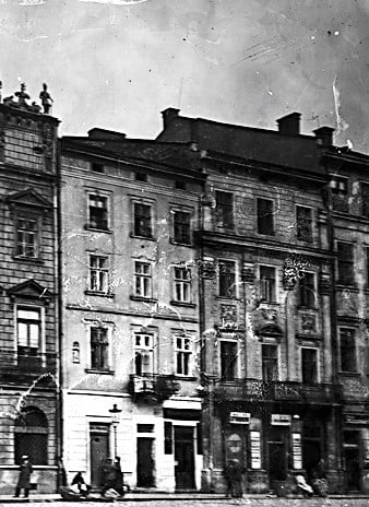 Фото 1: Розпочалася реставрація фасаду кам&rsquo;яниці на пл. Ринок, 7