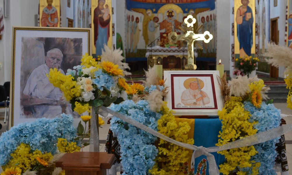 Фото 1: У храмі Різдва Пресвятої Богородиці виставили до почитання ікону з мощами Івана Павла ІІ