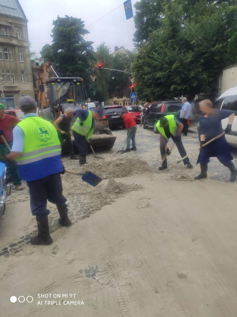 Фото 2: На вул. Винниченка розпочалися першочергові протиаварійні роботи на каналізаційному колекторі