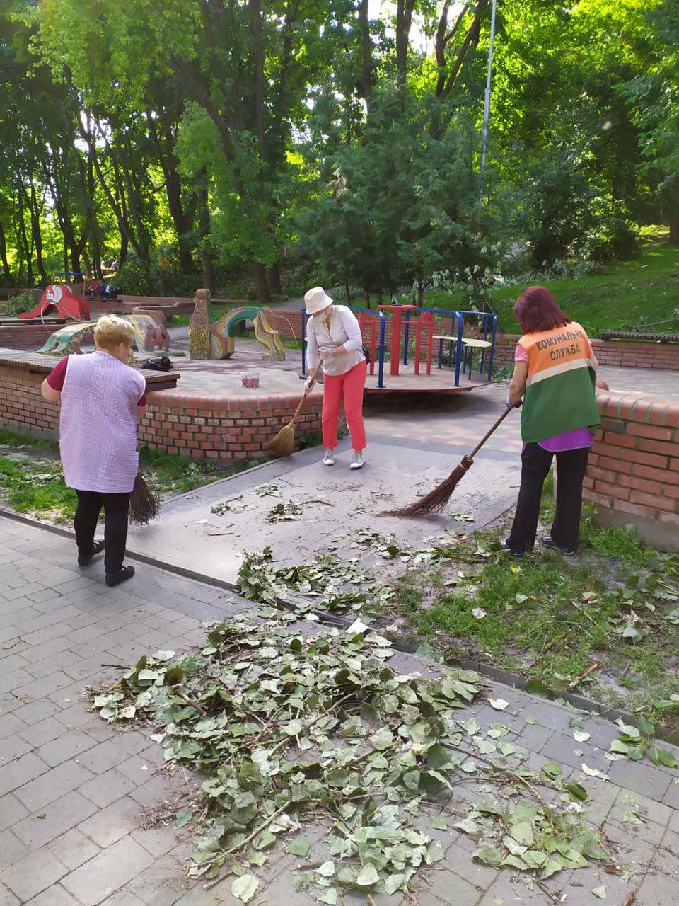 Фото 1: Комунальні служби продовжують ліквідовувати наслідки негоди у Львові