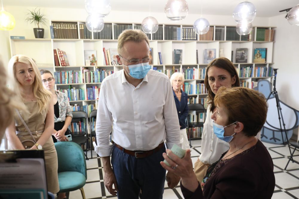Фото 1: На вул. Шевченка, 270а відкрилась оновлена &laquo;Бібліотека сад&raquo;