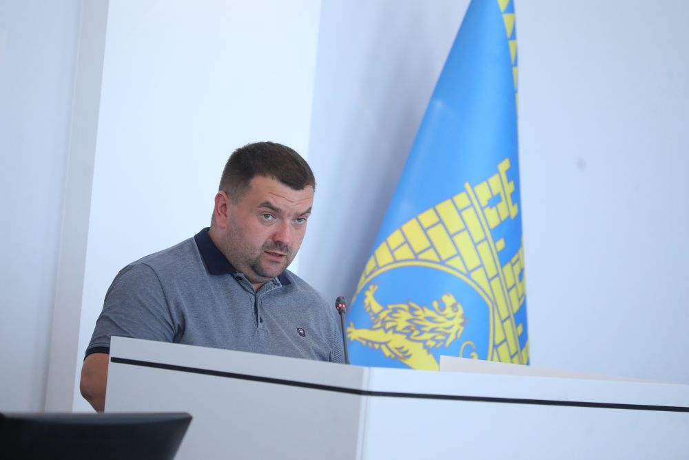 Фото 1: Сесія звернулась до уряду щодо заборони видимого розміщення у точках продажу тютюнових виробів та електронних сигарет