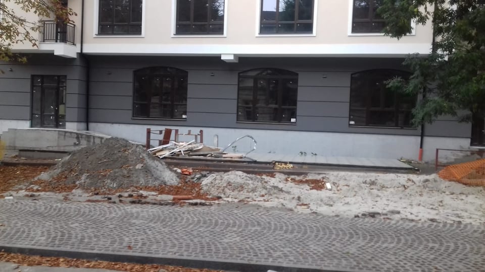 Фото 1: На вул. Пекарській демонтували два МАФи, що заважали реконструкції вулиці