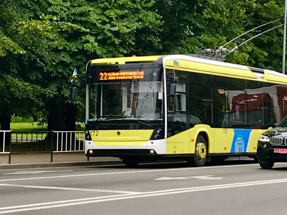 Фото 1: До Дня Державного Прапора та Незалежності України електротранспорт прикрасили прапорцями