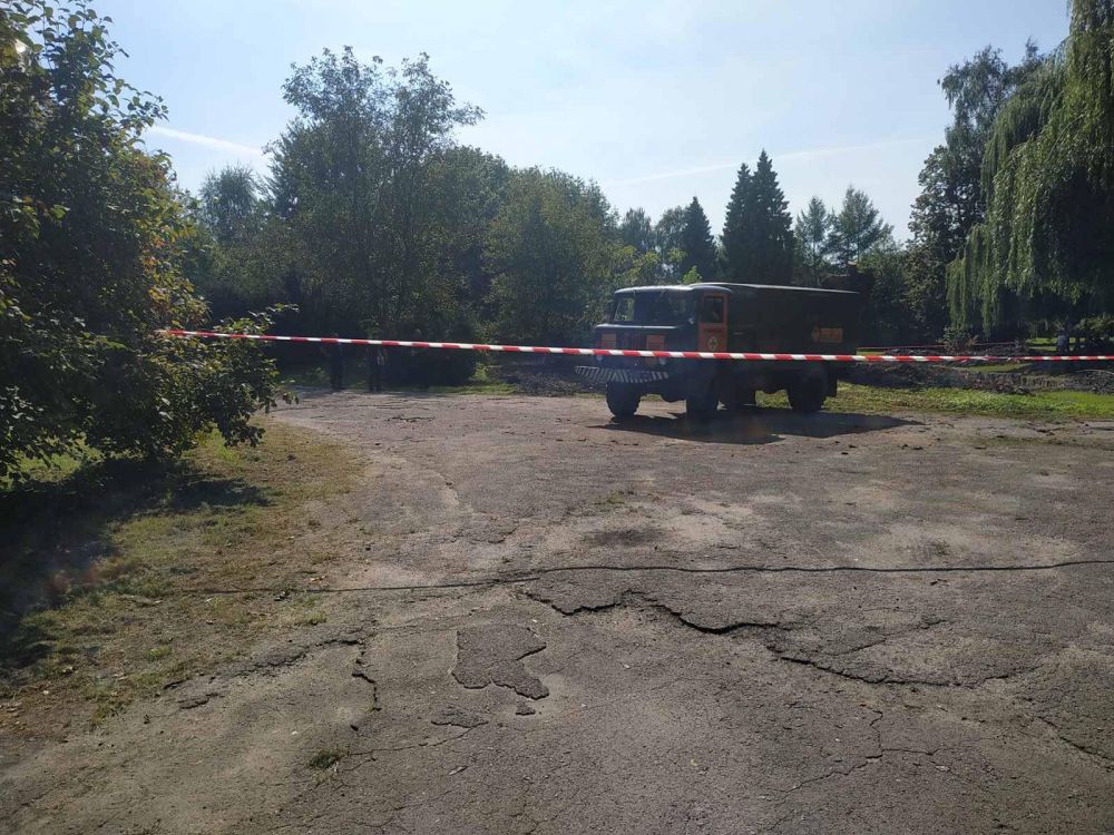 Фото 1: Під час чистки озера у парку &laquo;Боднарівка&raquo; виявили застарілий снаряд