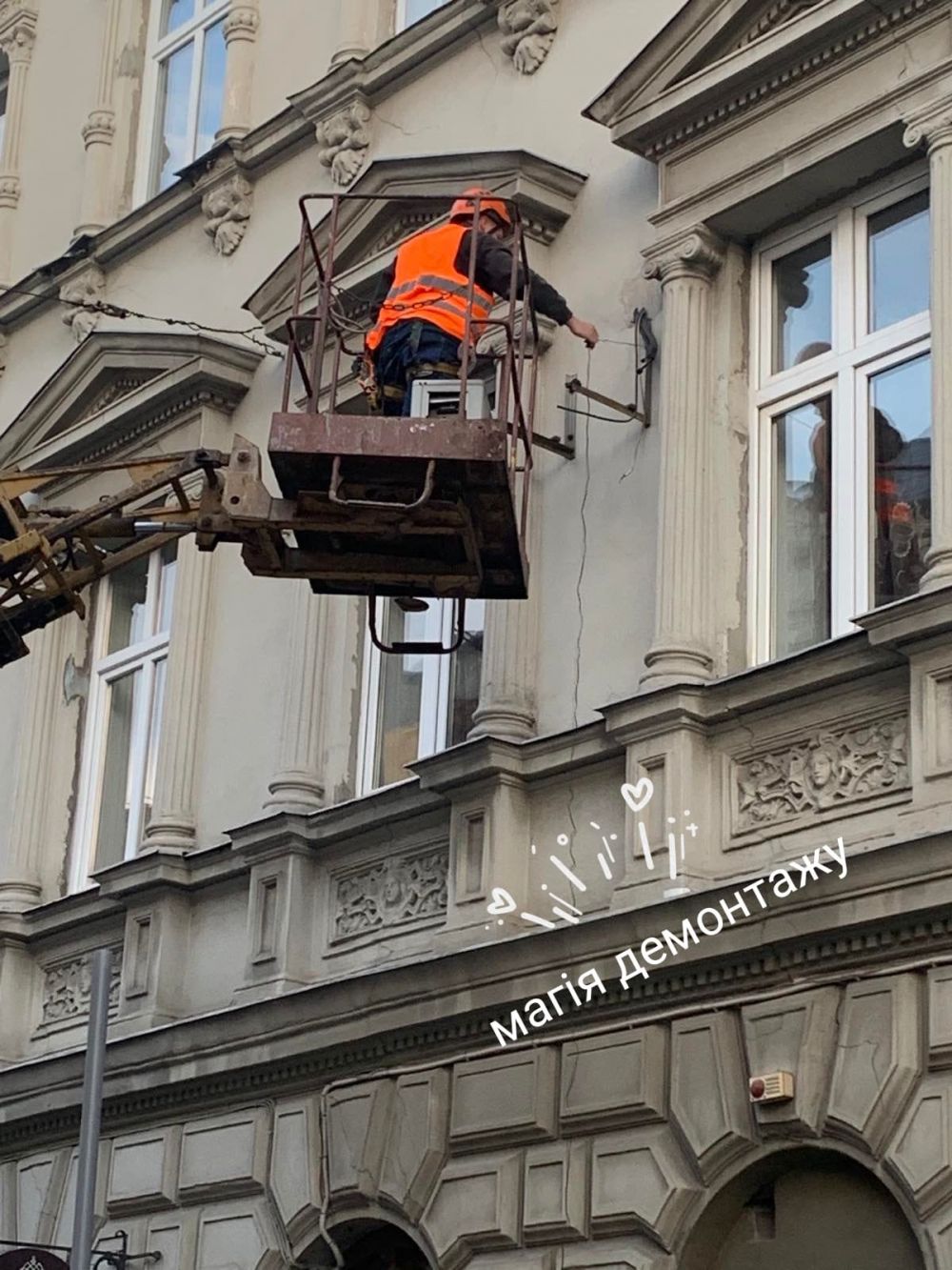 Фото 1: Із фасадів історичних будинків Львова демонтували 19 незаконно встановлених кондиціонерів