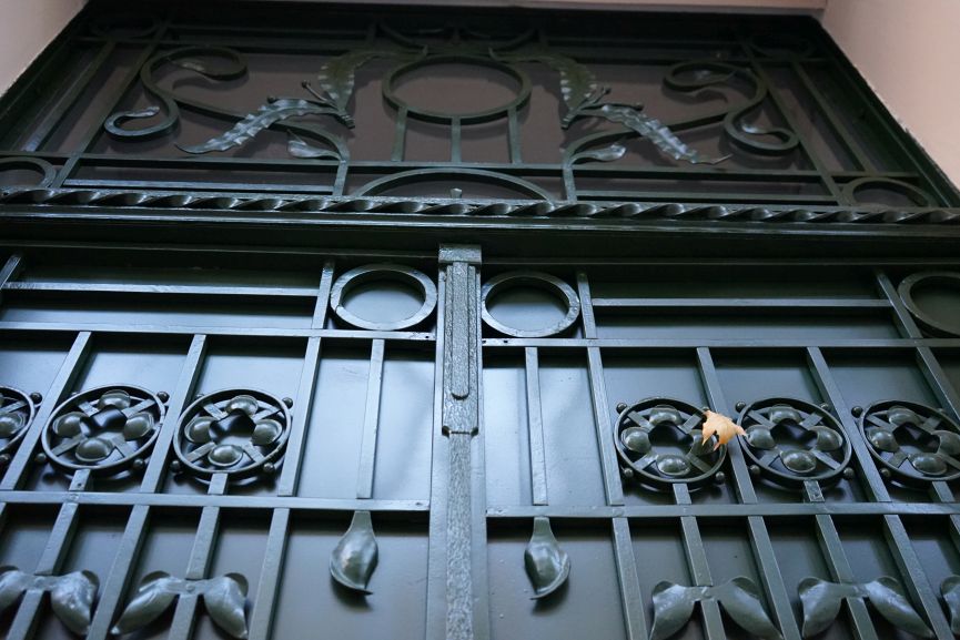 Фото 1: Реставратори відновили вхідну браму в будинку, де жив Станіслав Лем