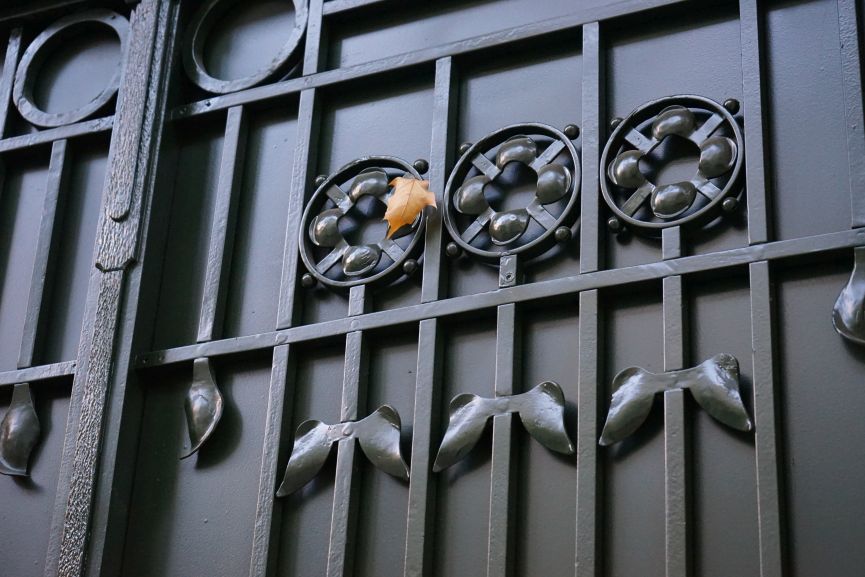 Фото 2: Реставратори відновили вхідну браму в будинку, де жив Станіслав Лем